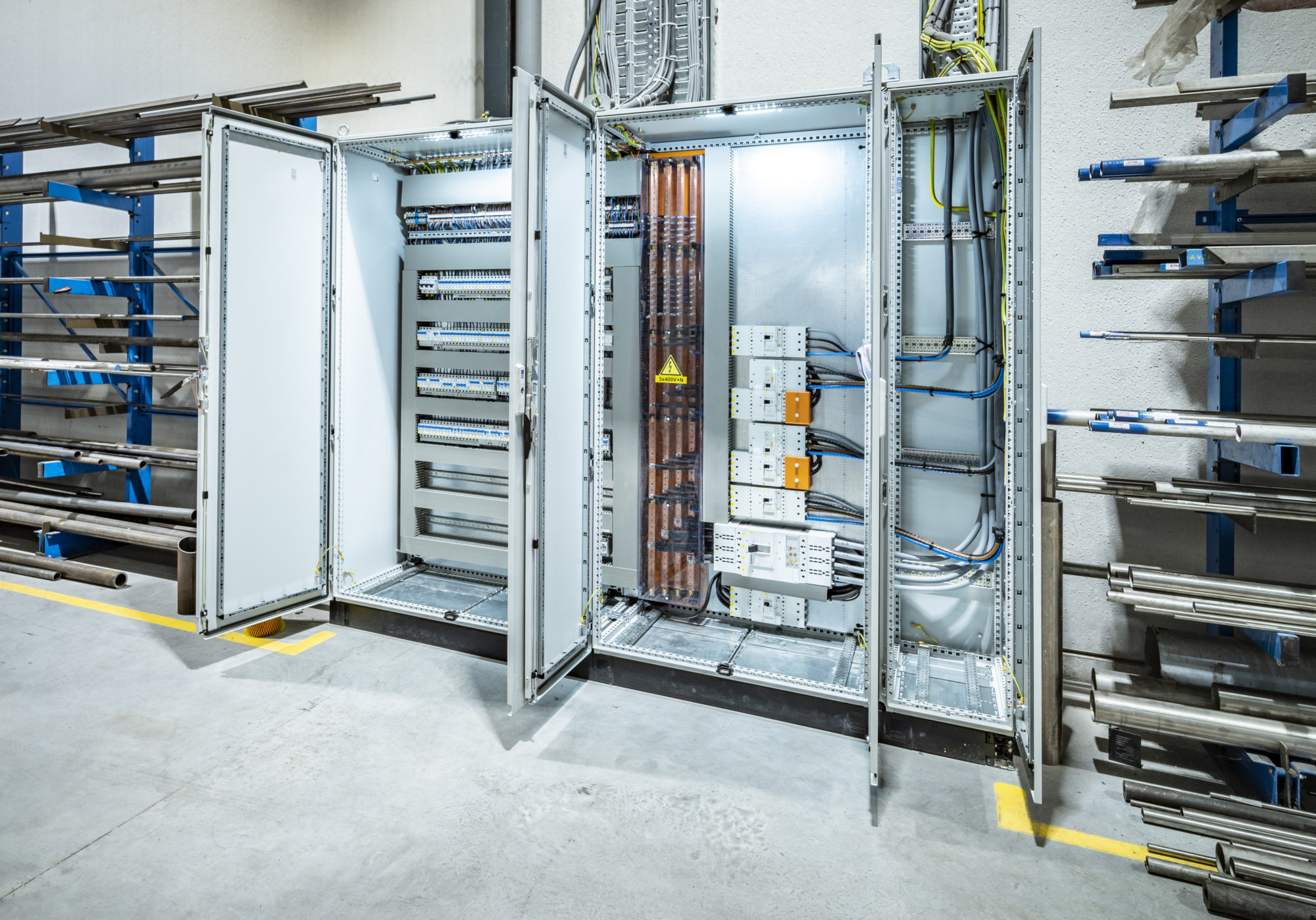 Open schakelkast met elektrische componenten en bedrading, gebruikt in een industriële laagspanningsinstallati