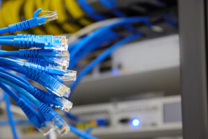 Ethernetkabels verbonden met een netwerkserver, die een essentieel onderdeel vormt van breedbandnetwerken en communicatie-infrastructuren