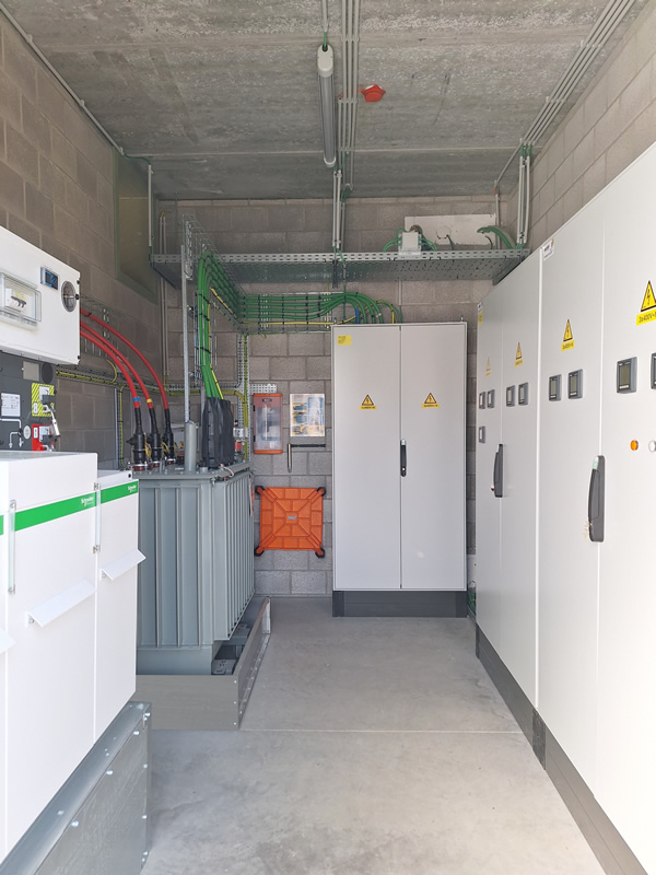 Middenspanningsinstallatie met nauwkeurig bedrade schakelkasten en componenten voor industriële toepassingen, geleverd door Siegers Technics.