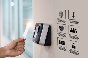 gebruikt een toegangspas voor een beveiligingssysteem in een modern gebouw, ondersteund door gebouwautomatisatie.