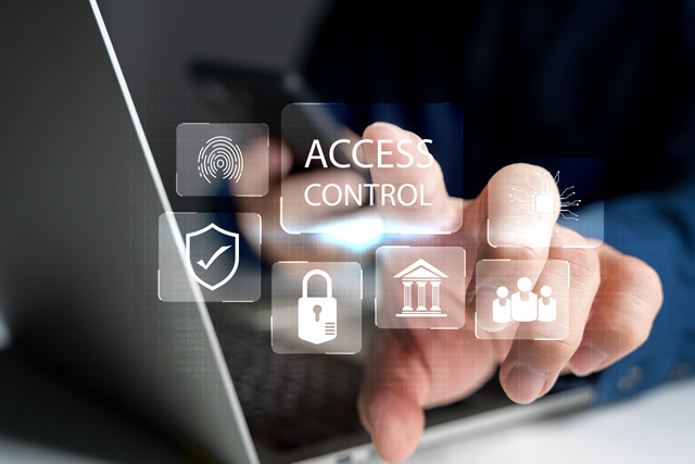 Visuele representatie van gebouwautomatisatie: interactie met een digitaal toegangscontrolesysteem voor beveiliging en efficiëntie.